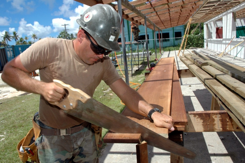 menuisier-VALLAURIS-min_worker_construction_building_carpenter_male_job_build_helmet-893290